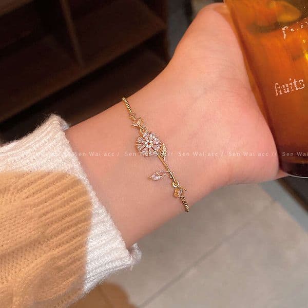 Designer Jewelry Luxury Jewelry Light Luxury Niche Exquisite Micro Inlaid Zircon Flower For Women Fashionable Versatile Elegant Pull-Out Bracelet Wholesale