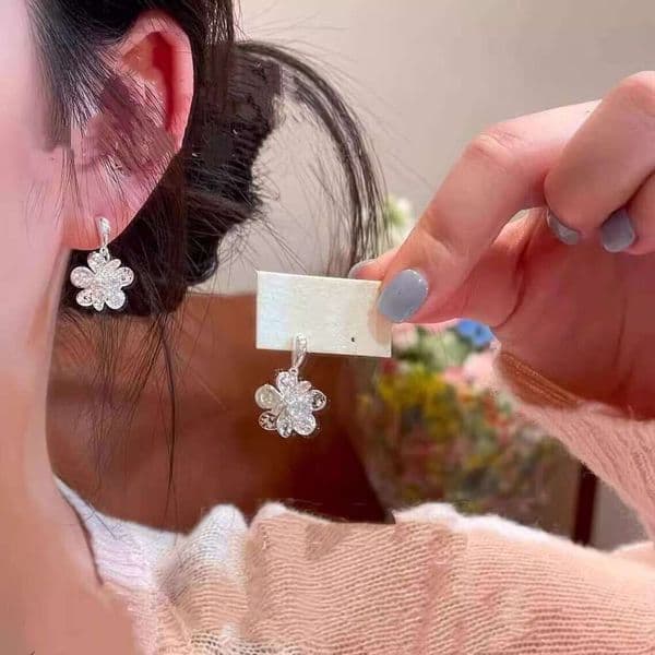 Designer Jewelry Luxury Jewelry 2026 New Simple Floral Stud Earrings For Women, Unique Design, Elegant And Sophisticated Earrings, Fashionable Commuting Ear A