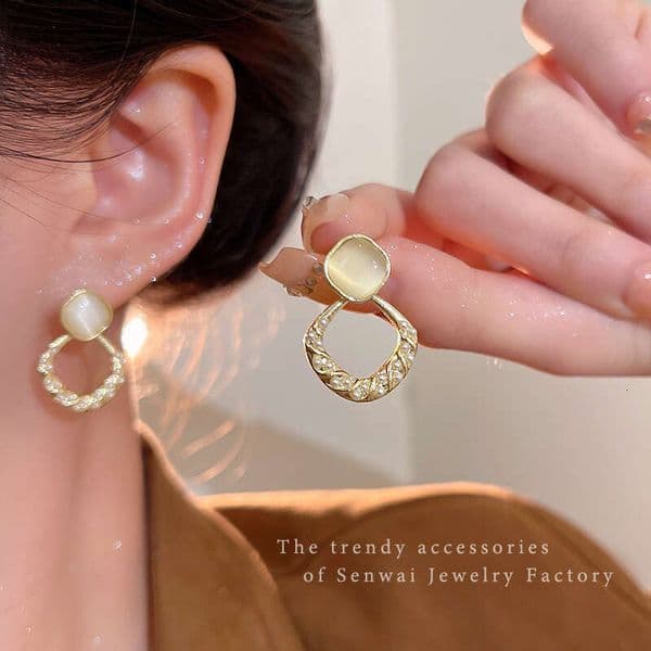 Designer Jewelry Luxury Jewelry Sugar Cube Cat's Eye Stone Diamond-Shaped Pearl Light Luxury High-End Sense Elegant Stud For Women Autumn Winter Silver Needle Uniqu