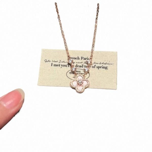 rose Gold - Tone Clover - Shaped Necklace With Pink Shell And Diamond Accents Elegant Party Jewelry And Gift For Her High Quality And Romantic Jewelry Q0o3#