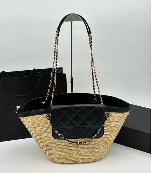 Designer beach bag Spring and Summer New Casual Multi-purpose Straw Basket Bag with Chain Shoulder bag shopping bag Crossbody Design for Women Beach bag
