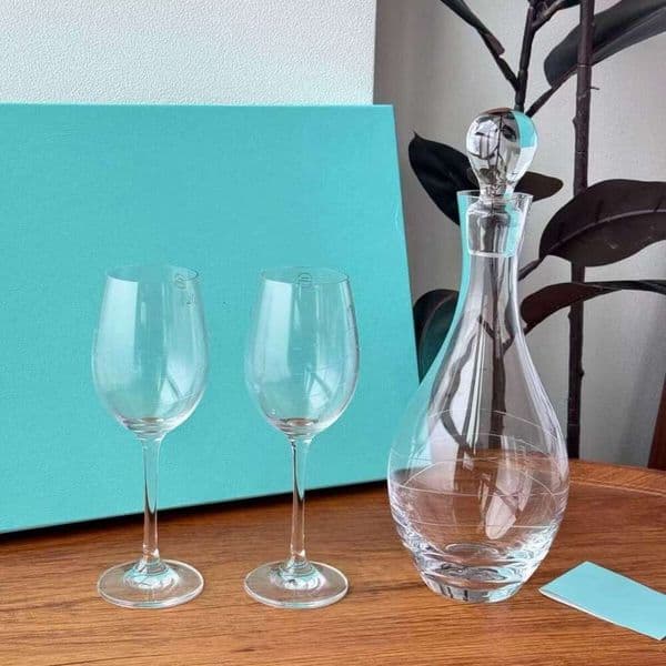 T-brand wine decanter glass set made of crystal glass, featuring elegant and high-quality design