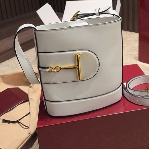 2026 Designer bag with retro style horseneck buckle shoulder bag crossbody bucket bag commuting casual round bag new women s bag