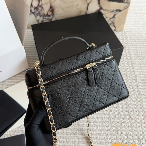 26C Lady Designer Grained Calfskin Black Slim Vanity Bag Gold Matelasse Chain Crossbody Cosmetic Case Zipper Diamond Pattern Quilted Coin Pouch 19CM