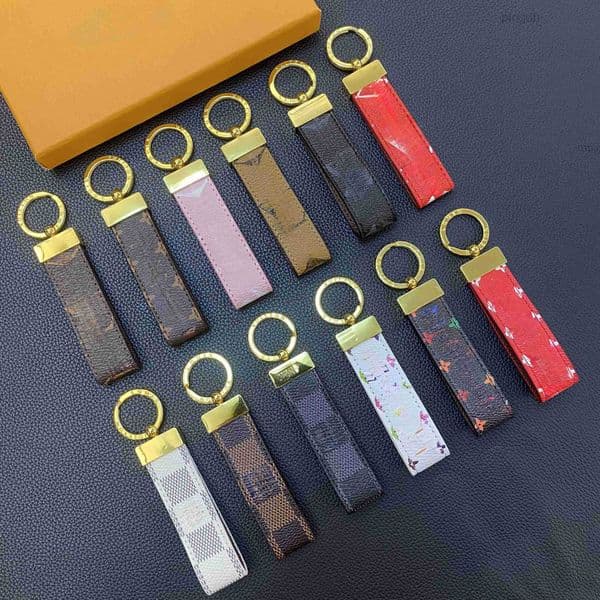 Keychain 2026 High Quality Classic Exquisite Luxury Designer Car Keyring Zinc Alloy Letter Unisex Lanyard Gold Black Metal Small Jewelry