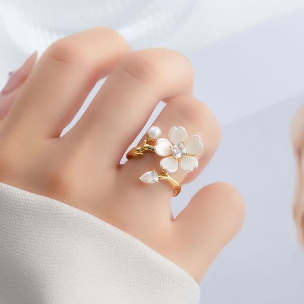 Fresh and stylish delicate floral open niche design, gentle pearl flower index finger ring, adjustable ring band