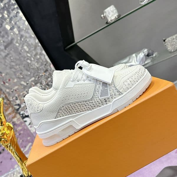 Italian designer mens sports shoes womens flat shoes classic black and white series commuting calf leather material rubber soft sole couples casual shoes nbvf002