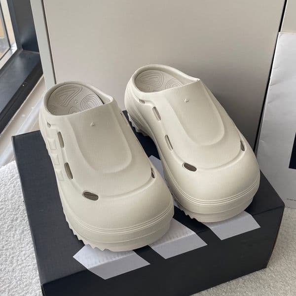 Designer Slippers Sandals Women Man Slides style Shoes Outdoor Casual Open-toe slippers Breathable Resistant Summer Slippers All black EVA perforated slippers