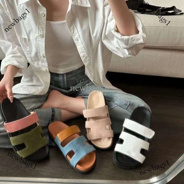 Designer Women's Sandals Summer Outdoor Wear 2026 New Thick Bottom Flat Bottom Beach Couple Sandals