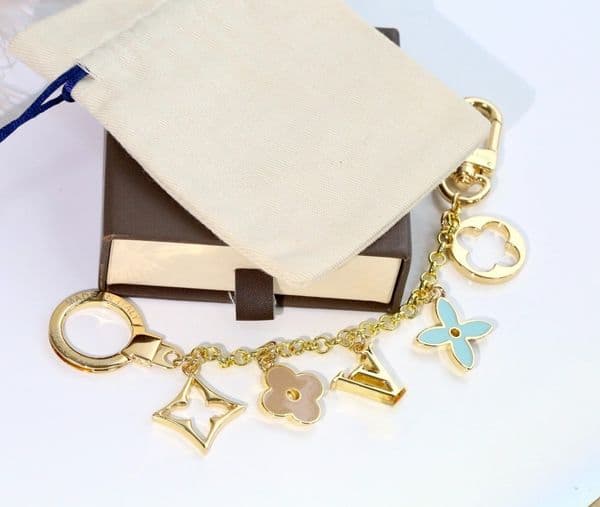 Luxury Brand keychains Designer metal letter keyrings Fashion Bags Flower Pendant Car Key chains for men women Charm Fashion Accessories
