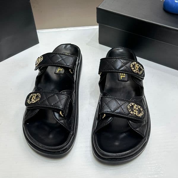 Designer Sandals Women Slides Slippers Quilted Velcro Sandals Black Soft Sole Flat Slippers Versatile for Commuting Metal Buckle Beach Sandals