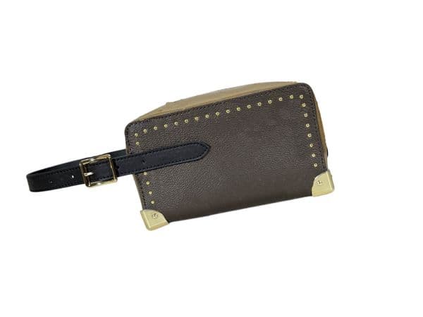This designer makeup bag is so stylish it can be carried out and about; it is exquisite, fashionable, and convenient for daily use.