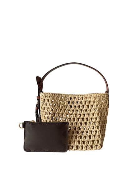 This designer handbag exudes a leisurely style and embodies a resort vibe with exquisite weaving craftsmanship.