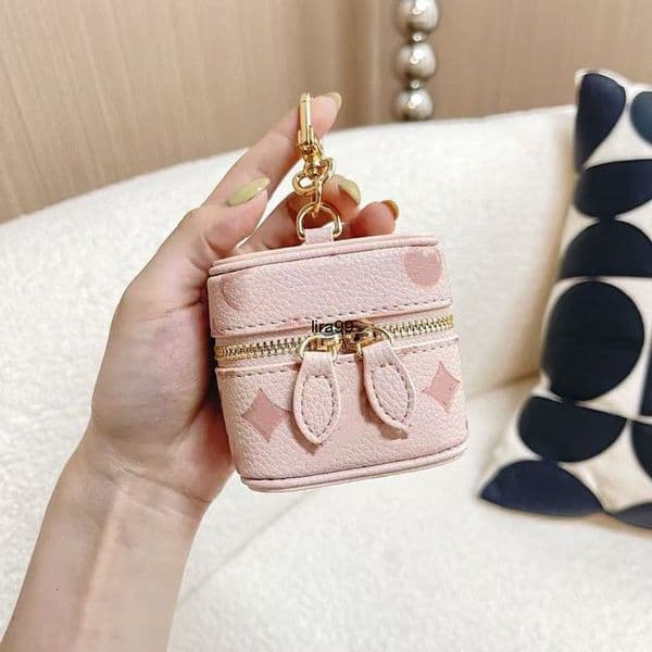Keychains Lanyards Keychains Designer Mini Bag Charms Card Holder Monogram Coin Purse Luxury Cars Keyring Womens Lover Handmade Carabiner Earphone Pendant Chain