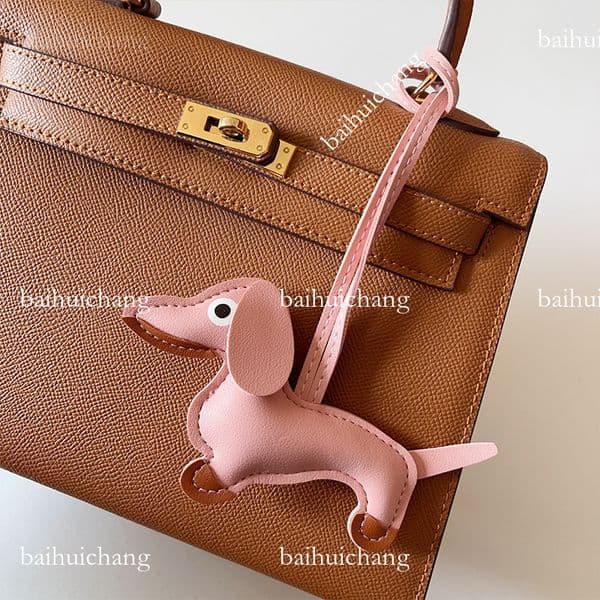 Designer Leather Keychains Men Women Dachshund Dog Pendant Niche Decoration Leather Bag Charm Cute Cartoon Puppy Keychain Accessory Car Hanging Ornament