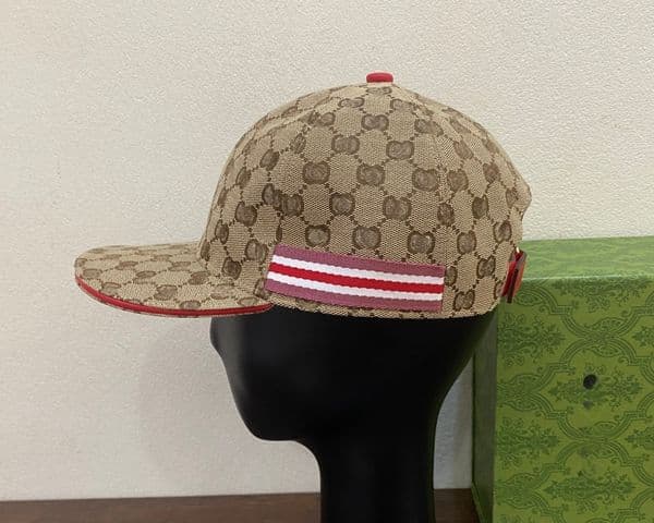 Contemporary Mixed-Materials Baseball Hat: Cozy Canvas Body Combined with Real Leather Trims for Men/Women holding ball cap designer a4