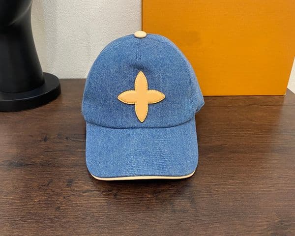 Elegant Mixed Materials Headwear Versatile Baseball Style Cap for Both Genders holding ball cap designer aa9