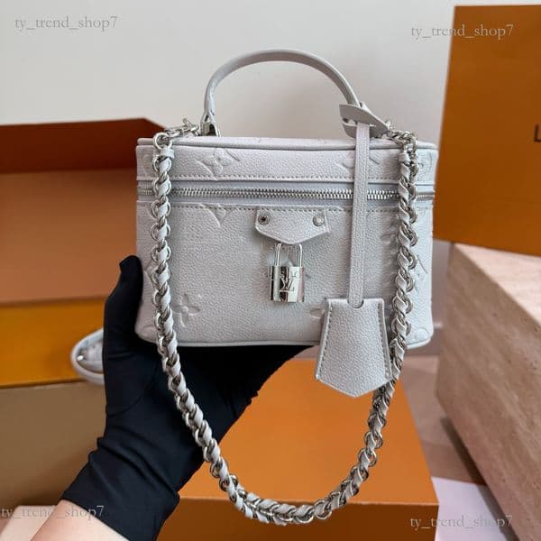 Mini Designer lvslve ostrich leather vanity chain ski Bag Brown Flower monogram make up Leather Crossbody Purses Messenger Men Leather Handbag Wallet 27a