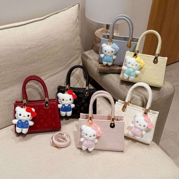 High-end niche women's 2026 new spring/summer fashion embossed crossbody bag, super popular small square handbag