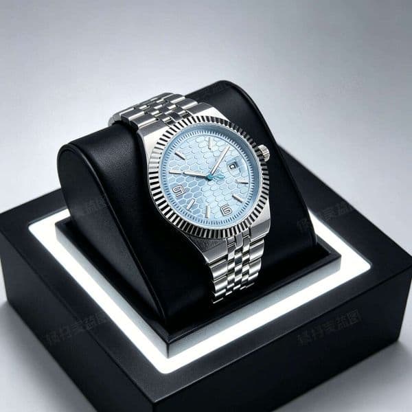 2026 New Designer Light Luxury Silver Honeycomb Pattern Steel Band Calendar Large Dial Quartz Watch, Business Commuting Fashion High-end Wristwatch