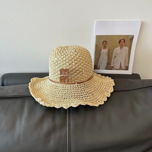 Women's Wavy Edge Straw Bucket Hat Breathable Crochet Sun Hat Summer Beach Wide Brim Hat with Letter Decoration Casual UV Protection