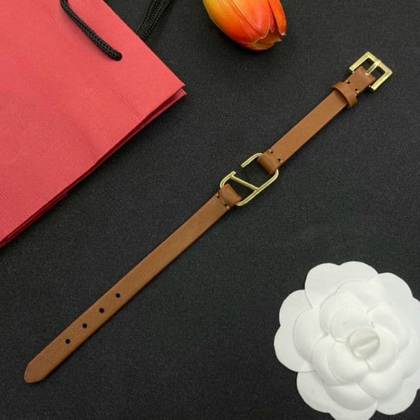 Minimalist Fashionable Gold Plated Leather Bracelet Paired Geometric Buckle Classic Designer Bracelet Suitable For Women Versatile Bracelet