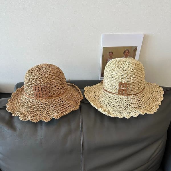Women's Wavy Edge Straw Bucket Hat Breathable Crochet Sun Hat Summer Beach Wide Brim Hat with Letter Decoration Casual UV Protection