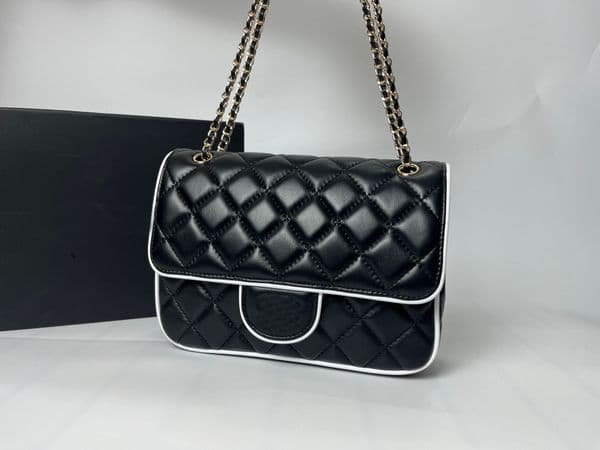 Trendsetting Compact Handbag For Girls Made from High-Quality Material