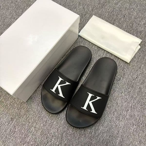 Free Shipping Designer Embossed Logo Slides Men Classic Summer Beach Casual Comfortable Non-slip Flat Slippers Sandals 1122