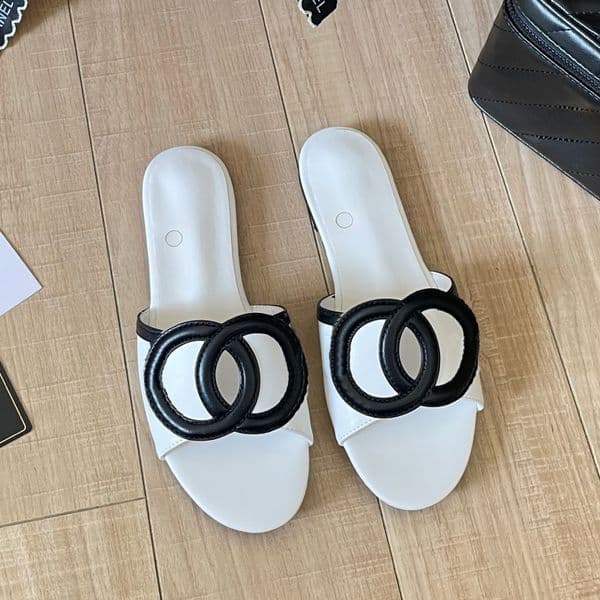 Designer Sandals Women Slides Sandals Same Style Black Quilted Flat Slippers Women Vacation Metal One-Band Sandals Flat summer slippers for outdoor Wear