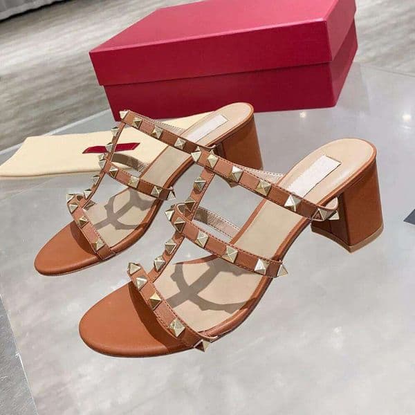 Designer High-quality genuine leather beach sandals Luxury outdoor recreation slippers summer everyday outfits Shoes Women's fashion gold studded block heel Mules