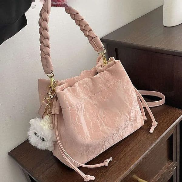 Stylish Feminine Pink Bucket Bag - Trendsetting Crossbody Handbag for Her