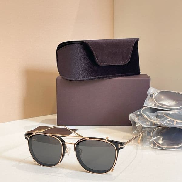 Luxury Designers Womens Sunglasses For Women Men Sun Glasses Mens Designer 5570 Fashion Style Protects Eyes Random Box