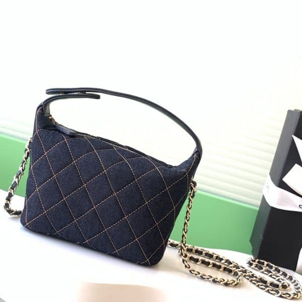 26P denim lunch box bag, dark denim classic diamond patterned metal chain leather shoulder strap, hand-held single shoulder crossbody bag hand-held single AP4386