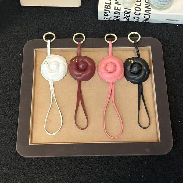 Elegant Women Bag Charm Classic Designer Camellia Keychain Vintage Fashion Bag Pendant Leather Stainless Steel Car Keychain Premium Jewelry Gift