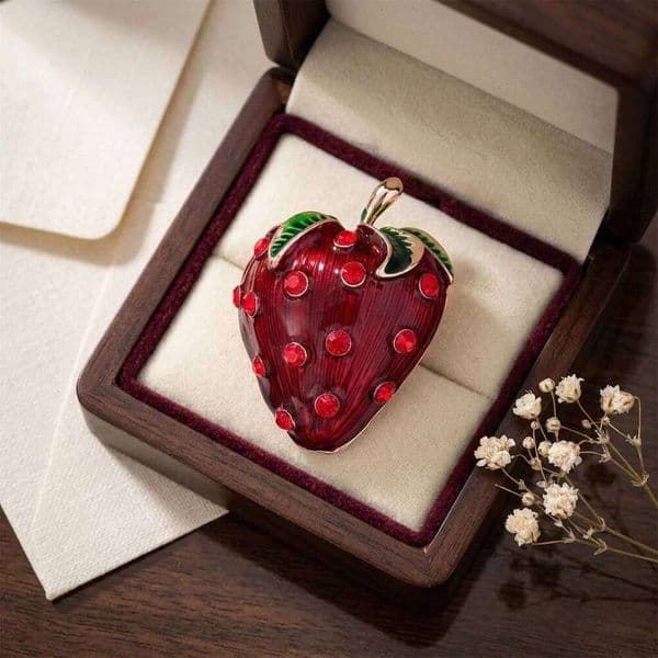Enamel Strawberry Brooch Zinc Alloy Durable Fashion Jewelry for Clothes Decoration