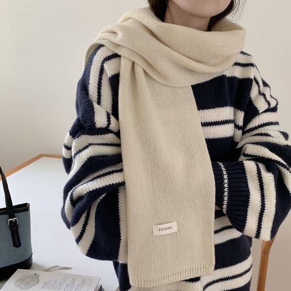 J0014 This exquisitely embroidered scarf is full of details, lightweight and breathable, perfect for both spring and autumn decorations and winter warmth.