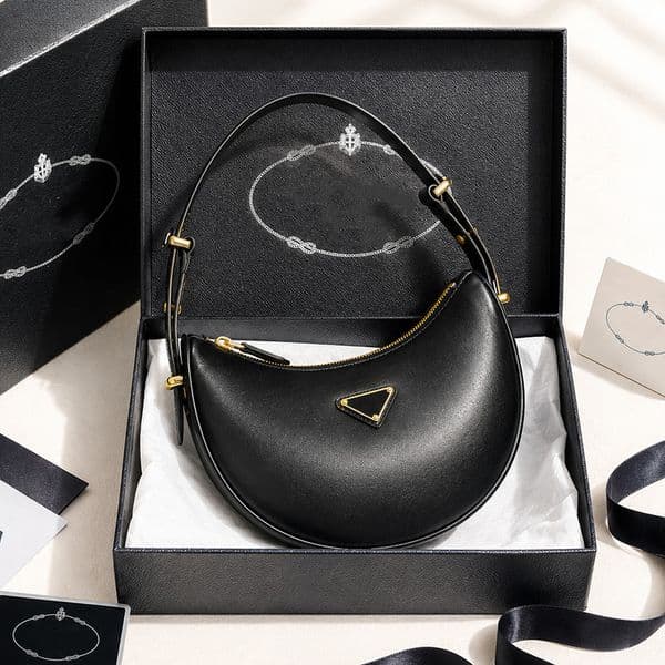 Designer Bags Luxury Crossbody Bag High Quality Metallic Leather Nylon Shoulder Handbag Classic Half Moon Underarm Crescent Hobo 2005 Large Capacity Purse bag