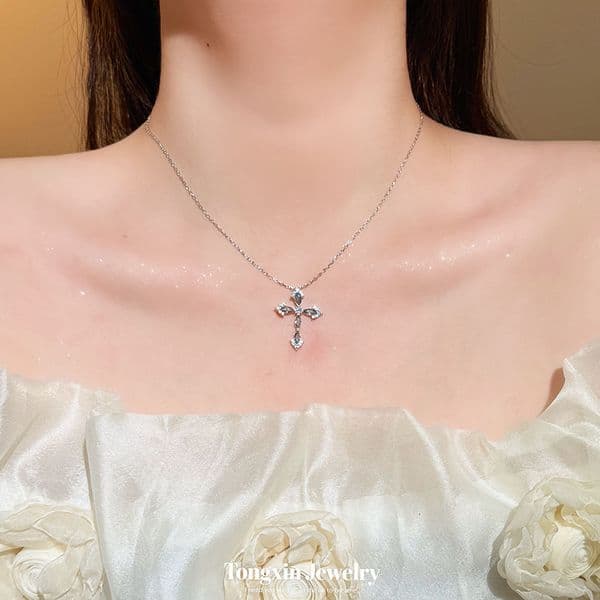 Fashionable sophisticated blue cross pendant necklace for women, unique and personalized, niche light luxury collarbone chain