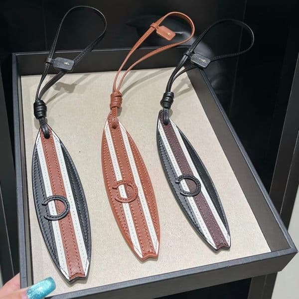 Designer Leather Surfboard Keychain Key Ring New Style Unisex Bag Charm Bag Pendant Casual Vintage Fashion Jewelry Gift Keychain for Men Women with Logo
