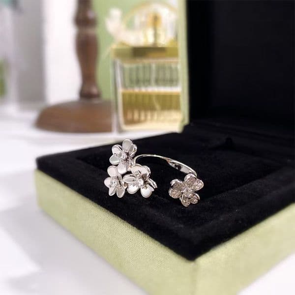 Hot selling brand designer's four leaf clover three petal four flower ring with full diamond mirror, light luxury and niche design