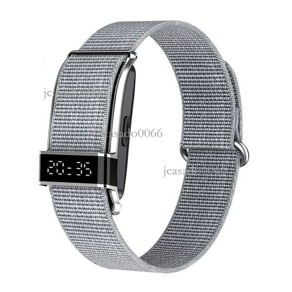 Huaqiangbei's new S18 sports smart bracelet monitors heart rate, blood oxygen, sleep, steps, and provides call vibration notifications