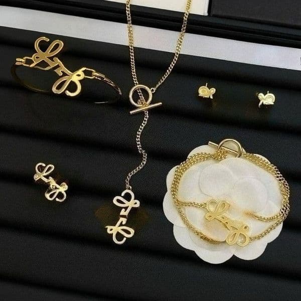 Designer Necklaces Luxurious and Versatile Jewelry High-quality Necklaces Bracelets Earrings and Rings Suitable for Various Occasions