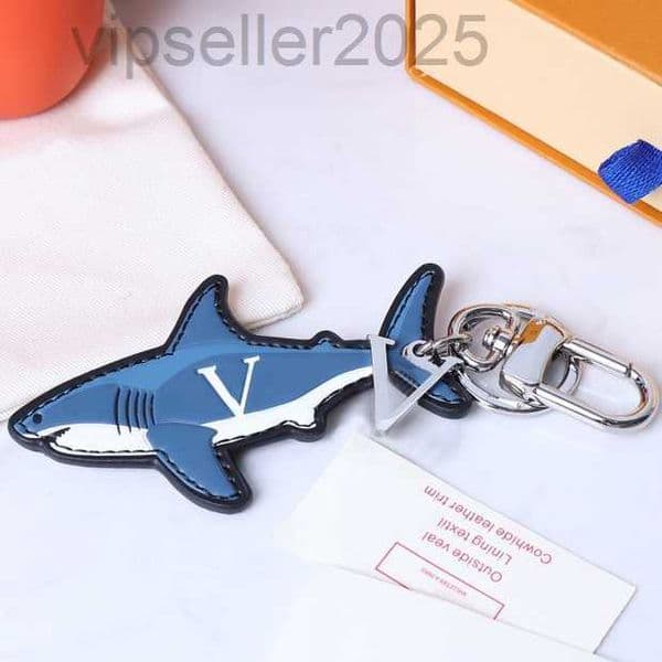 Designer Cartoon Keychains Luxury Designer Fashion Keychain Sliver Keys Buckle Genuine Leather Blue Shark Pendant Letter Mens Womens Bags Ornaments