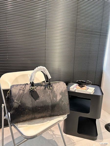 Travel bag and pillow bag, suitable for both men and women to carry.