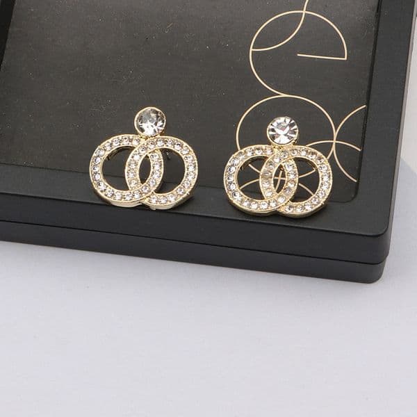Simple Sier Letters Stud Famous Earings Designer for Woman Geometry Round Crystal Rhie Pearl Earring Fashion Classic Wedding Party Designers Jewerlry