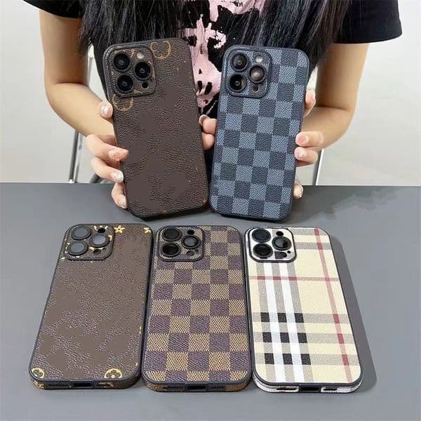 Luxury Designer iPhone 15 Pro Max Phone Cases for 15Plus iP14 ProMax 13 12 11XR 8P Girls Cute Classic Pattern Leather Back Cover Metal nameplate Decoration Square Case