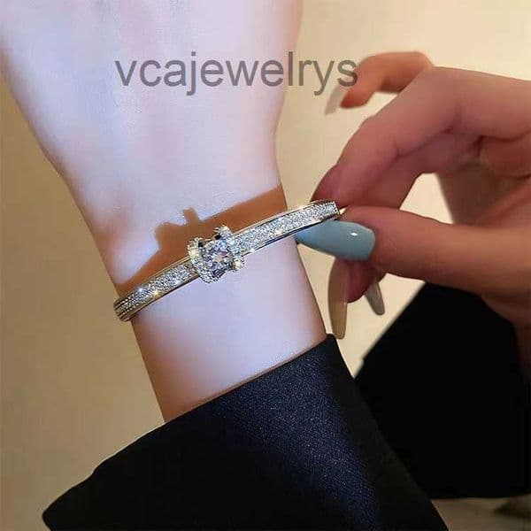 Luxurys Designers Bracelet designer charm Jewelry Bangle women top quality High sense diamond bracelet celebrity temperament versatile jewelrys Bangles