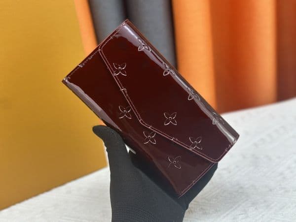 High-Quality Purse with Patented Finish - Premium Accessory