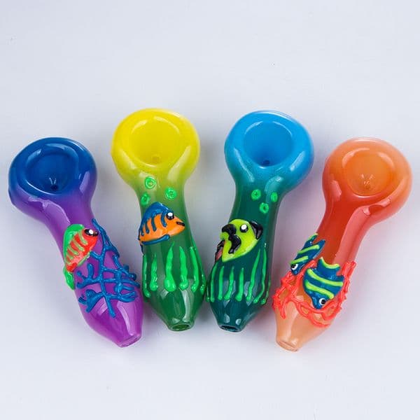 Vaping_Dream Y327 Luminous Smoking Pipe Glowing Fish Ocean World Style About 4.1 Inches Colorful Spoon Style Glass Hand Pipes